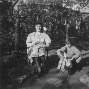 Wanda Feuerherm mit ihrem Sohn in der Laubenkolonie Dreieinigkeit